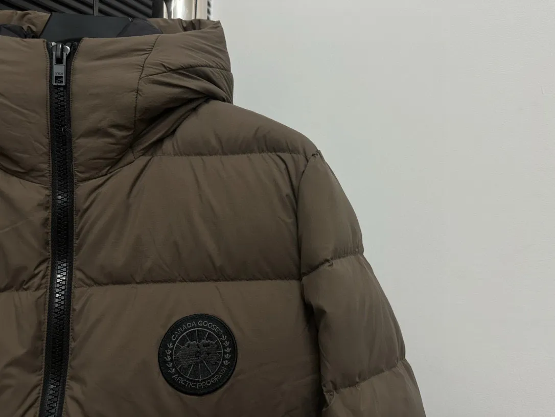 P850 𝘾𝘼𝙉𝘼𝘿𝘼 𝙂𝙊𝙊𝙎𝙀 Canada Goose Ouyang Nana second generation same style hooded couple down jacket! Goose down jacket has always been a popular element of fashion, loved by experts from all walks of life! Fashionable hooded cut, high-end customer-supplied fine goose down. High resilience, smooth zipper, strong and firm. Pockets on both sides can store small items, free your hands, and worry-free when going out. 90% white goose down filling. Black light puff style. Size: XS S M L XL XXL Color: coffee